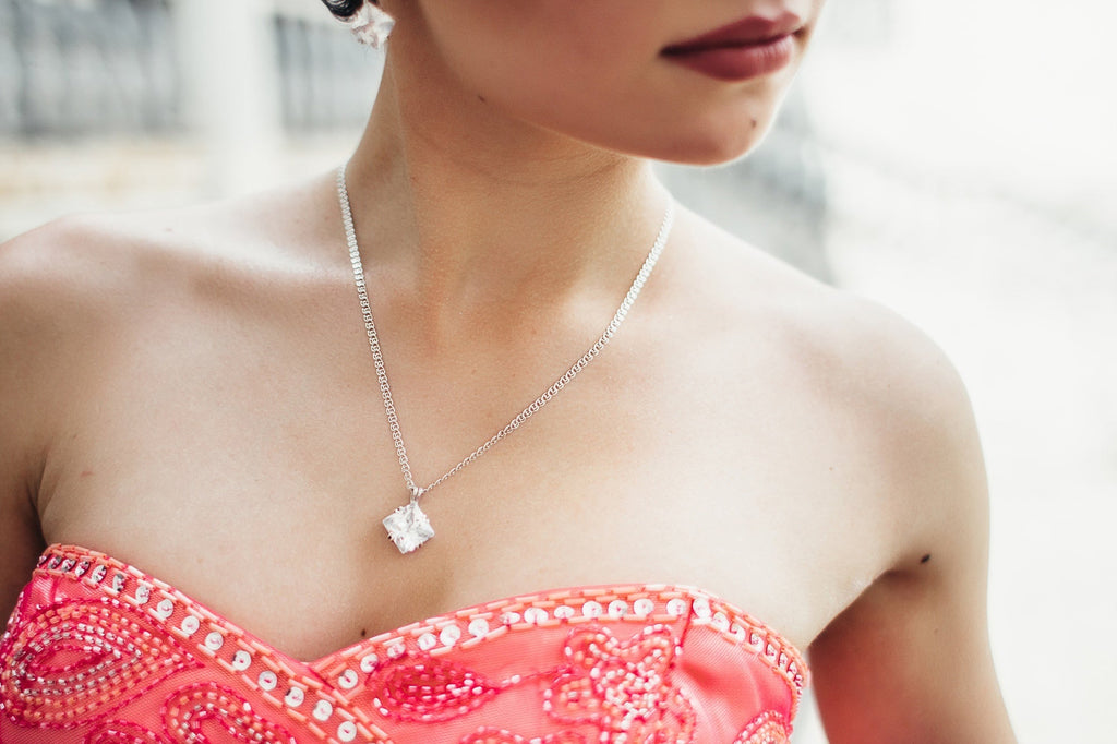 Woman wearing Silver sterling necklace dubai by kinni soni