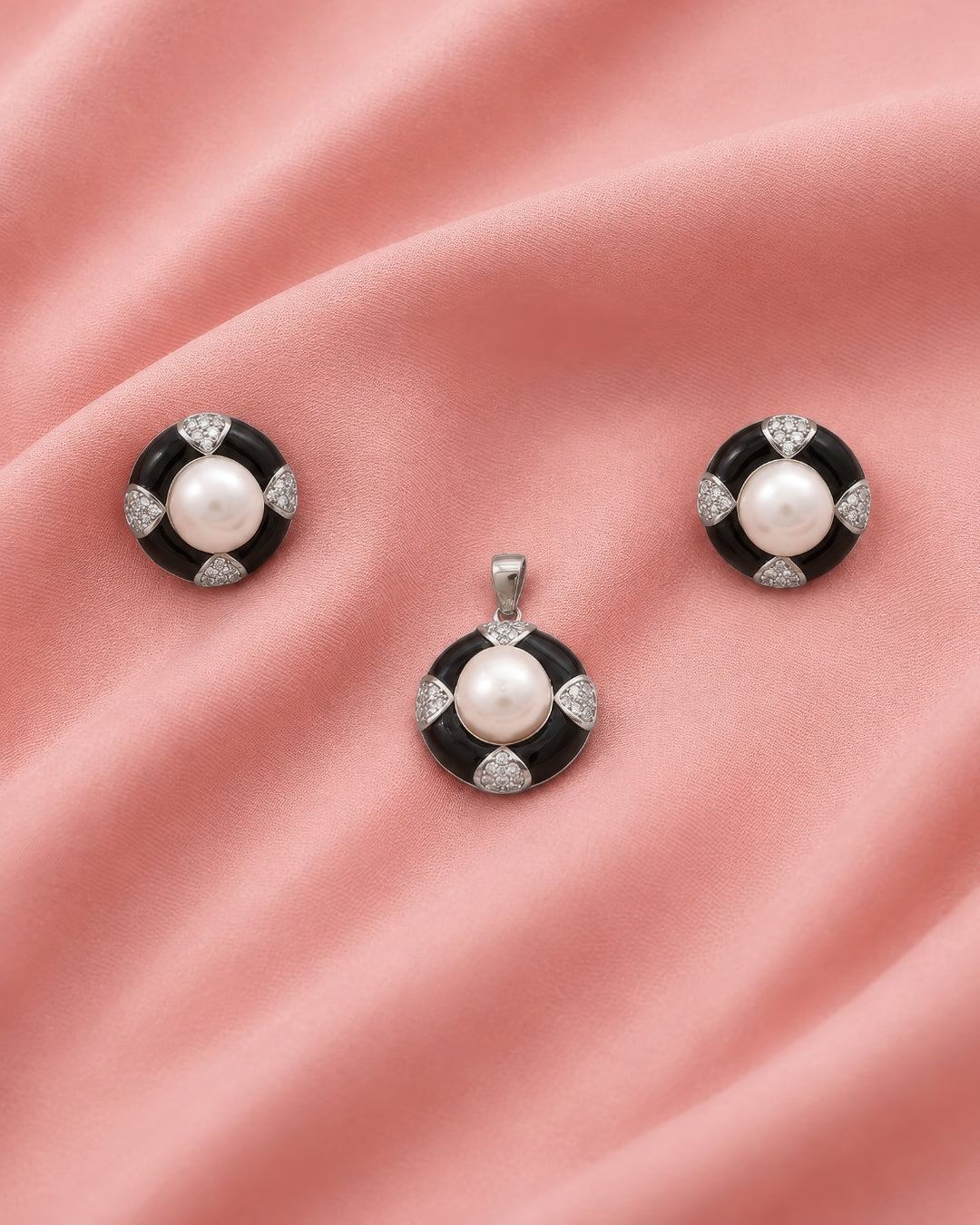 Black enamel and pearl pendant with matching stud earrings in 925 silver